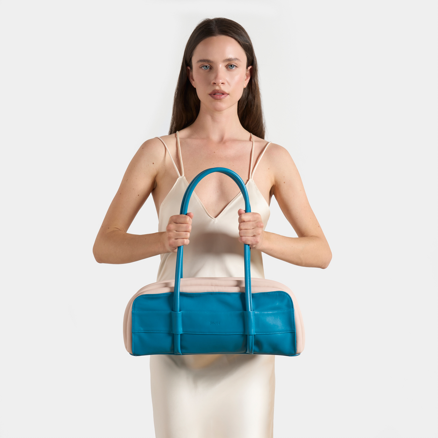 p58-leather-bag_stander-indossato2